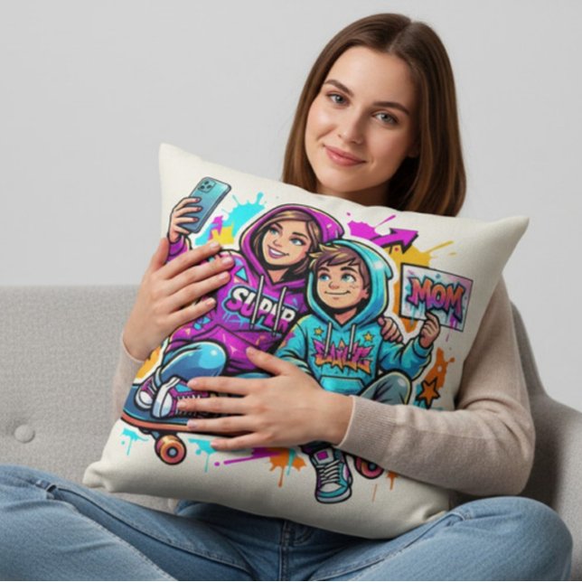 Almofada Skater Mom & Son: Vibrant Graffiti Art Pillow (Criador carregado)