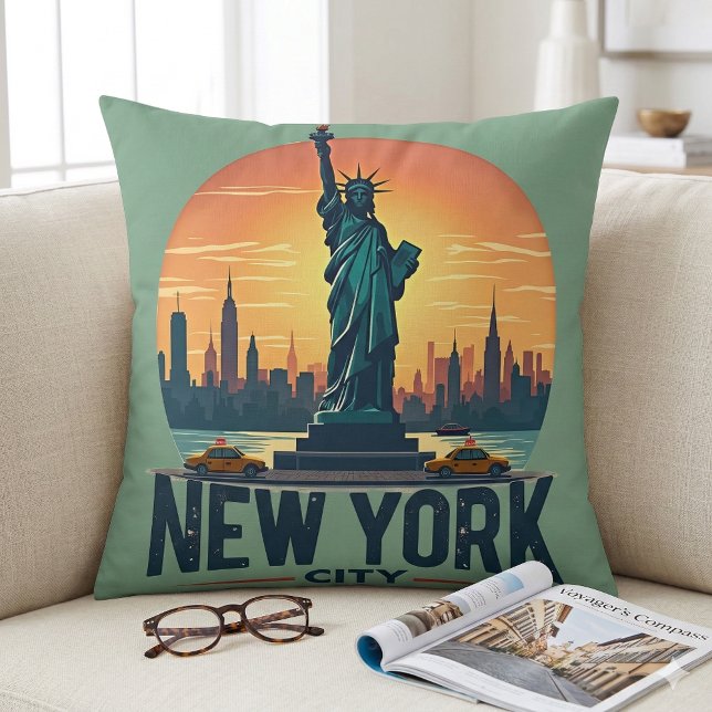 Almofada Skyline Nova Iorque retroativo com Estátua da Libe (Retro New York City Skyline with Statue of Liberty Throw Pillow Mockup A)