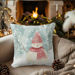 Almofada Snowman Watercolor Winter Woodland Christmas<br><div class="desc">A aquarela branca travesseiro de Natal apresenta uma paisagem florestal de neve,  inverno e um bonitinho bonitinho vestindo chapéu e cachecol. Trabalho de arte por KL Stock.</div>