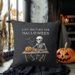 Almofada "Só esperando o Travesseiro decorativo de Hallowee<br><div class="desc">Traga um pouco de amuleto assustador para sua casa com este Travesseiro decorativo de "Apenas Esperando o Dia das Bruxas". Com um design de esqueleto lúdico, esta almofada é perfeita para os entusiastas do Halloween que adoram celebrar a temporada o ano inteiro. Quer você esteja decorando sua sala de estar,...</div>