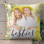 Almofada Sobreposição de Script Preto Fotográfico do Bestie<br><div class="desc">Melhor travesseiro de fotos de amigos, personalizado com seus nomes. O modelo de foto está configurado para você adicionar suas próprias fotos - uma da frente e outra no verso. A frente tem uma camada elegante de script que simplesmente lê "besties" enquanto a parte de trás tem seus nomes em...</div>