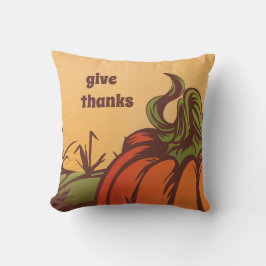 Almofada Solitário de abóbora no campo. As folhas do outono