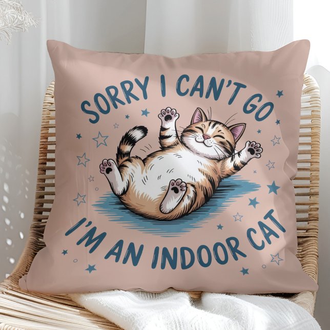 Almofada "Sorry I Can't Go, I'm an Indoor Cat" Funny ("Sorry I Can't Go, I'm an Indoor Cat" Funny Throw Pillow in a sunny boho rattan chair.)
