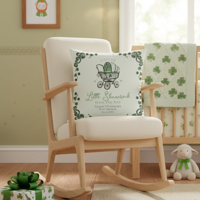 Almofada Sortudo, Obrigado Chá de fraldas De Dia de São Pat (A Little Shamrock is on Way Throw Pillow for St. Patrick's Day Baby Shower. Vintage Baby Carriage)