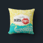 Almofada Sou a Sra. Red Lábios Vintage Floral Peacock<br><div class="desc">Sou a Sra. Lábios Vermelhos Lemon Zest Yellow e Turquoise Aqua e Red Vintage Asiated Peacock Floral Cor damasco. Você pode Personalizar esta Travesseiro para dizer o que quiser ou usar a Sra.. existente para a Noiva/Esposa ou o Comprar dois para cada Sr. e Sra. Newlyweds. O Aniversário do segundo...</div>