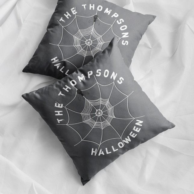 Almofada Spider Spooky na aranha personalizada na Web (Spooky spider web Halloween pillow with personalized family name and creepy spider decor.)