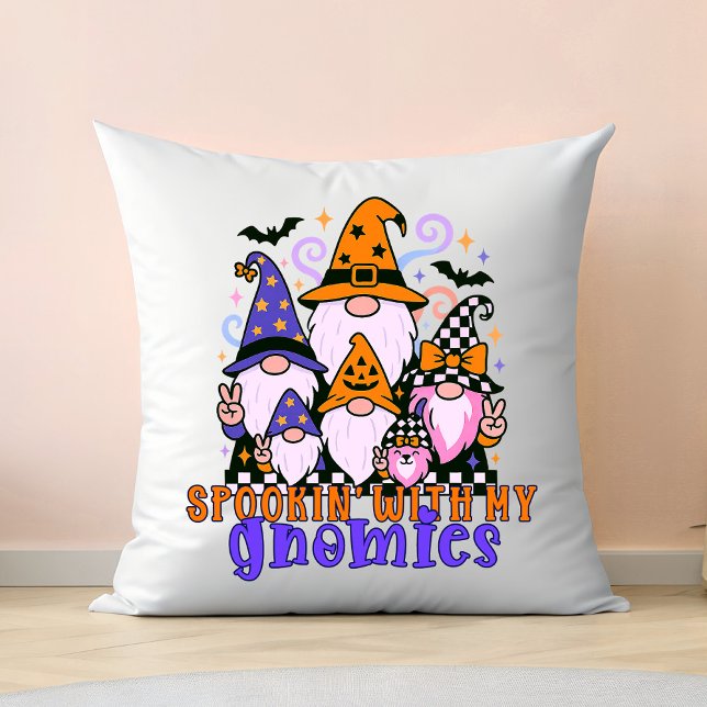 Almofada "Spookin" Com Meus Gnomos: Amigos do Dia das Bruxa (Get festive with spookin' with my gnomies — a Halloween friends design full of humor and charm.)