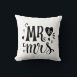 Almofada Sr e Sra - Presente Romântico para Guardar<br><div class="desc">Celebre o amor e a união com este travesseiro decorativo Sr. & Sra - perfeito para recém-casados, aniversários ou decoração romântica para o lar. Com um design preto e branco, esta peça adiciona um toque moderno e sentimental a qualquer espaço de convivência ou quarto. Um presente atencioso para casamentos, chá...</div>