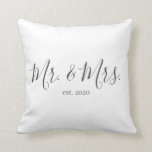 Almofada Sr. & Travesseiro decorativo para o aniversário de<br><div class="desc">O Sr. e a Sra. travesseiro decorativo personalizados com o ano do casamento fazem um lindo casamento ou presente de aniversário.</div>