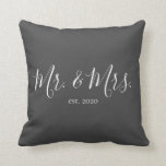 Almofada Sr. & Travesseiro decorativo para o aniversário de<br><div class="desc">O Sr. e a Sra. travesseiro decorativo personalizados com o ano do casamento fazem um lindo casamento ou presente de aniversário.</div>
