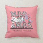 Almofada Sra. e Sra. Personalizada Gift de Casamento Lésbic<br><div class="desc">Um presente especial de casamento num dia especial para o casal lésbico feliz; este belo travesseiros de arte, "MRS e MRS." com um belo par de pássaros amorosos e uma casa de pássaros em rosa e azul. Não se esqueça de personalizá-lo com a data do casamento e seu nome ou...</div>