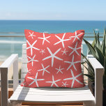 Almofada Starfish magro | Coral e branco<br><div class="desc">Espadarte branca esbranquiçada de dança grande a pequena ao redor deste travesseiro decorativo! Perfeito para qualquer casa de praia de verão ou para qualquer quarto com um tema de praia ou oceano. O fundo de cor coral com Starfish branco está definido para este modelo decorativo do travesseiro. Se você quiser...</div>