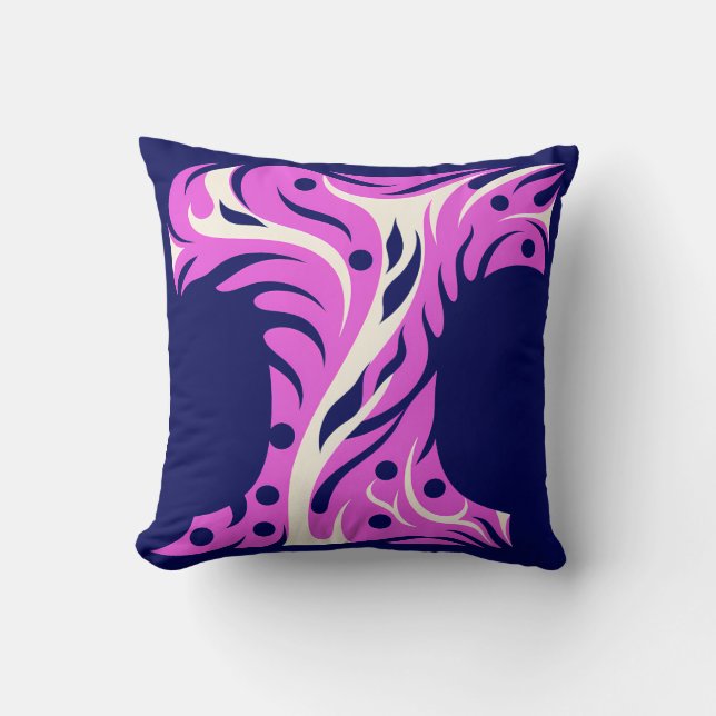Almofada Stylized Letter T with Abstract Floral Design (Frente)