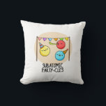Almofada Subatômicos - Funny Science Pun<br><div class="desc">Sub Atomic Party-cles Funny Science Pun apresenta um belo punhado de partículas subatômicas em festas com seus coloridos chapéus de festa e fabricantes de ruídos. Um presente engraçado para a família e amigos que adoram trocadilhos bonitos de ciência.</div>
