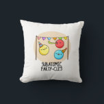 Almofada Subatômicos - Funny Science Pun<br><div class="desc">Sub Atomic Party-cles Funny Science Pun apresenta um belo punhado de partículas subatômicas em festas com seus coloridos chapéus de festa e fabricantes de ruídos. Um presente engraçado para a família e amigos que adoram trocadilhos bonitos de ciência.</div>