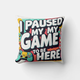Almofada T-Shirt Engraçado - "Eu Pausei Meu Jogo Para Estar