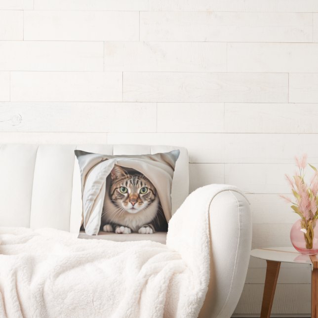 Almofada Tabby Cat Escondendo-se sob um cobertor (Sofá)