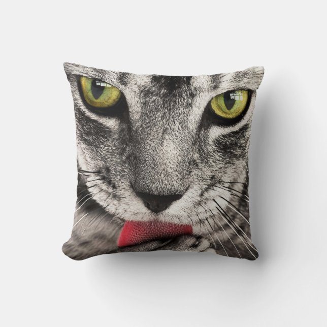 Almofada Tabby Cat Licing Paw (Frente)