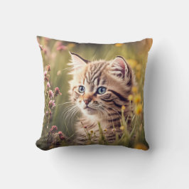 Almofada Tabby Kitten Em Flores Selvagens