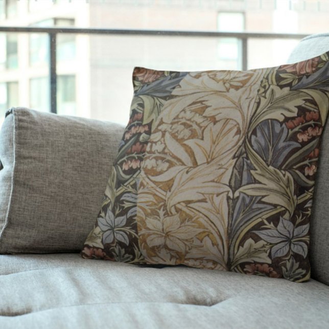 Almofada Tapeçaria Bluebell Botânica Clássica de William Mo (Example of William Morris Bluebell pillow in a room)