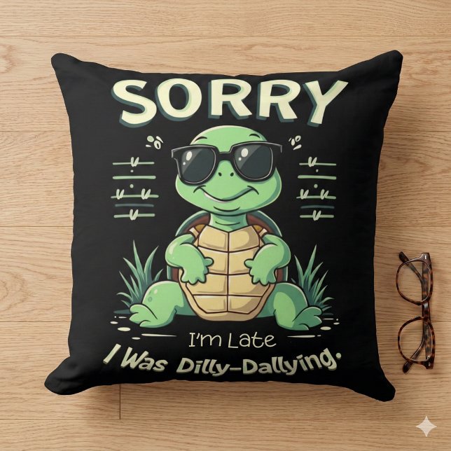 Almofada Tartaruga Divertida Desculpe-me Pelo Atraso com Es (Funny Sorry I’m Late Turtle with Retro Aesthetic Throw Pillow Mockup C)