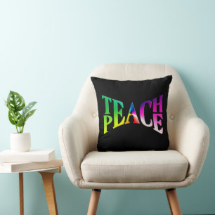 Almofada TEACH PEACE Rainbow Graphic a preto