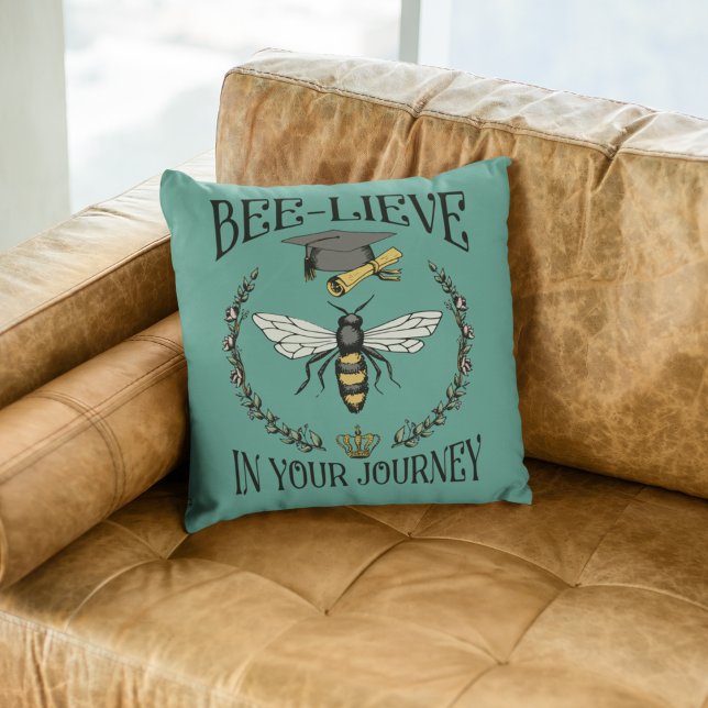 Almofada Teal Bee-lieve em sua formatura de jornada (Trendy Teal "Bee-lieve in Your Journey" Hand-drawn Graduation Art with Custom Photo & Text on back.)