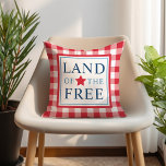 Almofada Terra da América Patriótica Livre Vermelha<br><div class="desc">Travesseiro patriótico quadrado apresenta design de tipografia "Terra dos Livre" com sotaque estelar e padrão de xadrez de gingham vermelho. Cores vermelho,  branco e azul marinho.</div>