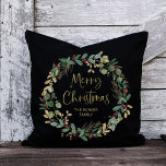 Almofada Terra Moderna e Script Preto | Feliz Natal<br><div class="desc">Este travesseiro de Natal simples e na moda apresenta uma coroa estonteante de aquarela com folhas verdes e falsas de ouro e groselhas vermelhas,  e uma tipografia de escrituras douradas modernas que diz "Feliz Natal" num fundo preto escuro.</div>