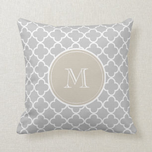 Almofada Teste padrão cinzento de Quatrefoil, monograma