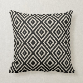 Almofada Teste padrão do diamante de Ikat no preto e no