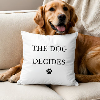 Almofada The Dog Decides Throw Pillow