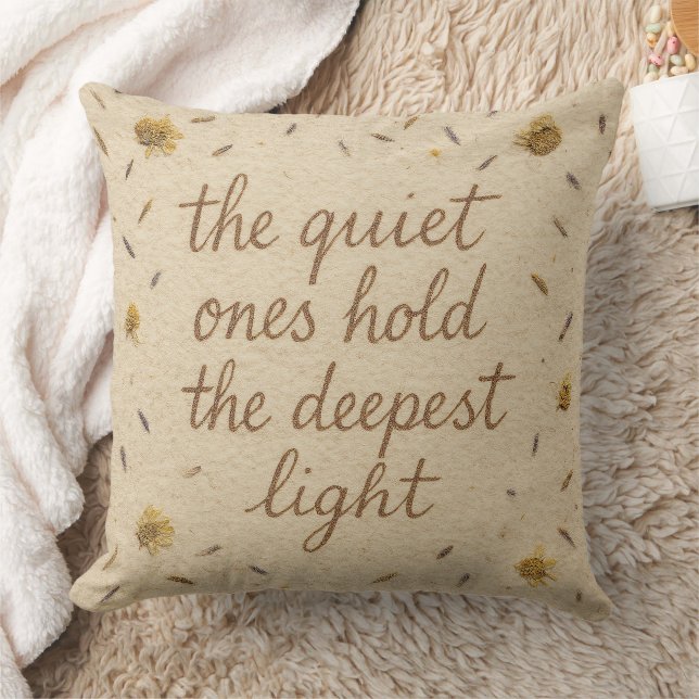 Almofada The Quiet Ones Hold the Deepest Light Throw Pillow (Cobertor)
