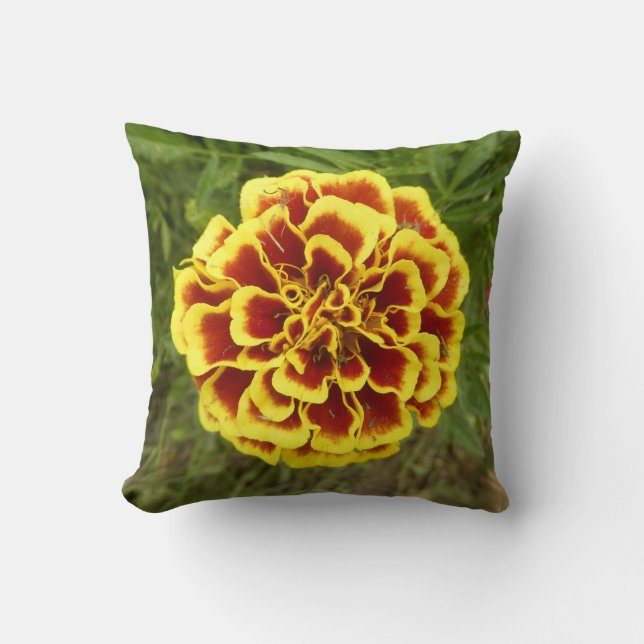Almofada Throw Pillow With Picture Of Marigold On It (Frente)