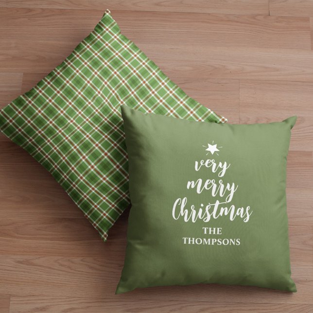 Almofada Tipografia Verde Feliz de Natal Personalizada (Green plaid typography christmas throw pillow.)
