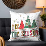 Almofada Tis The Season Modern Christmas Typografia<br><div class="desc">'Esta é a estação moderna tipografia natalícia Festiva Foliday Cushion mostra o texto "Esta é a estação" na tipografia moderna escrita,  acentuada com árvores de Natal modernas. Perfeito para presentes de Natal,  decoração de Natal e festas de férias e muito mais. Criado pelo Evco Studio www.zazzle.com/store/evcostudio</div>