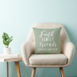 Almofada Tono Terra Personalizado Sage Fé Família Amigos Ca<br><div class="desc">Almofada de lançamento de casais Amigos da Família da Fé Sage no tom da terra totalmente personalizável disponível em outras cores ou estilos. Faça com que seja seu com o nome da sua família ou presenteie um amigo! Perfeito para um presente de inauguração ou recém-casados. Precisa de ajuda para personalizar?...</div>