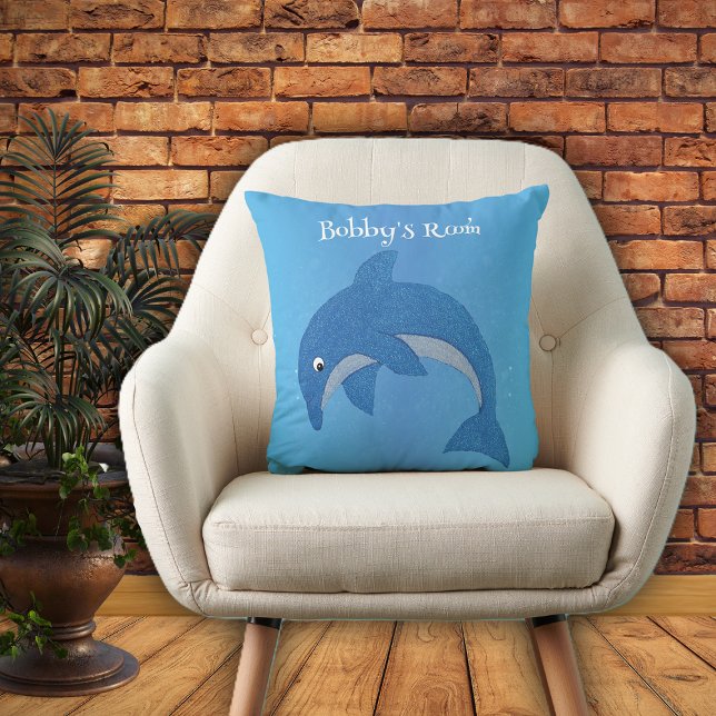Almofada Toon Azul Branca Pulando Golfinho em Azul (Bright blue throw pillow with cute jumping dolphin in dark blue and white for kids bedroom.)