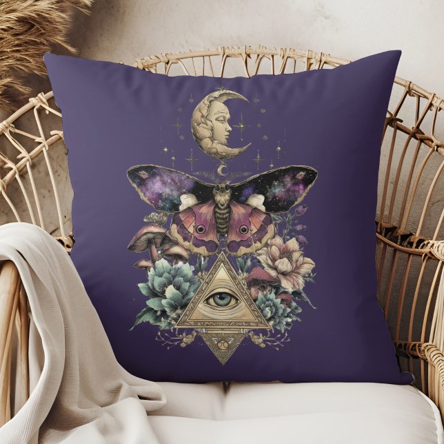 Almofada Traça da Visão do Luar – Lunar Celestial  (Moonlight Vision Moth – Celestial Lunar Throw Pillow in a boho rattan armchair)
