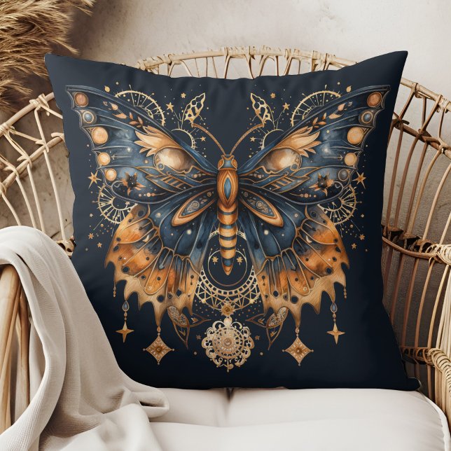 Almofada Travesseira de Arremesso de Lua Dourada – Mariposa (Celestial Moth – Golden Moon Throw Pillow in a boho rattan armchair.)