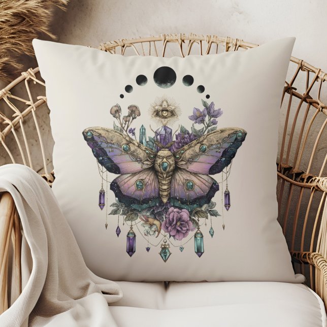 Almofada Travesseira de lançamento de fases da lua da marip (Celestial Moth Moon Phases Throw Pillow in a boho rattan armchair)