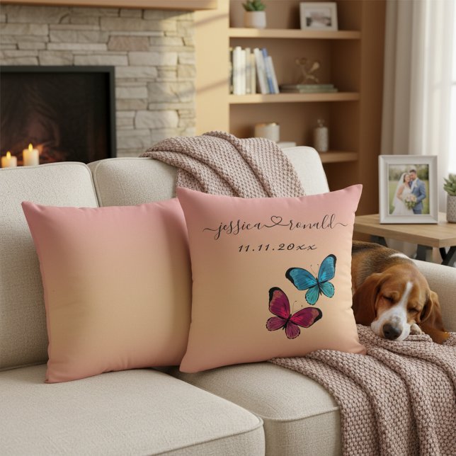 Almofada Travesseiro de Arremesso de Nomes e Data em Dourad (Rose gold wedding pillow with custom names connected with a heart, wedding date and butterflies.)