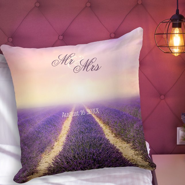 Almofada Travesseiro de Casamento de Campo de Lavanda Perso (Romantic wedding pillow featuring a painting of a lavender field in a dreamy atmosphere)