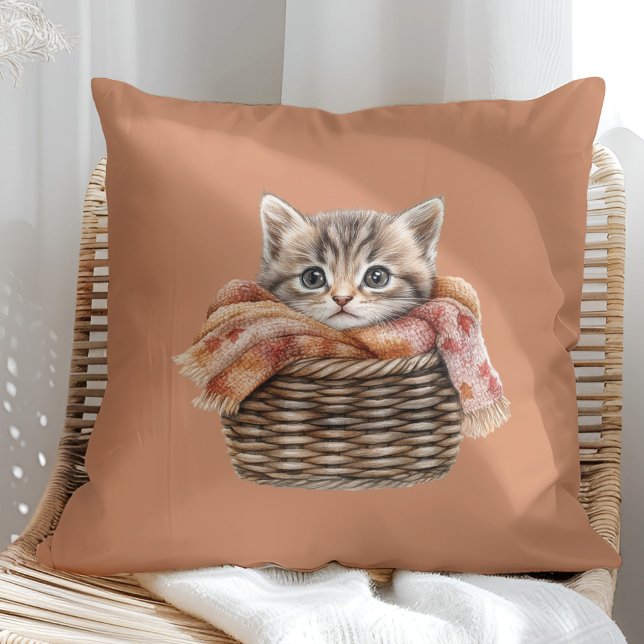 Almofada Travesseiro de Gato Cozy Basket - Edição Terracott (Cozy Basket Cat Pillow – Terracotta Edition in a sunny boho rattan chair.)