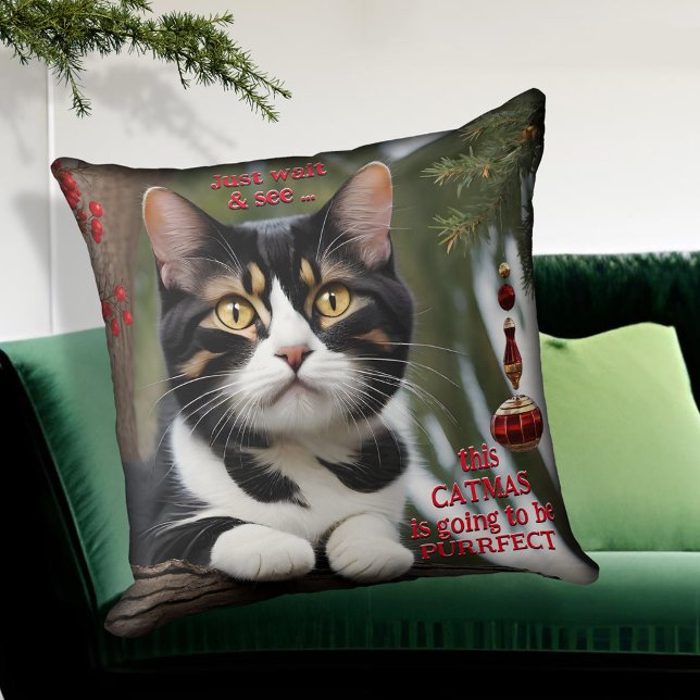 Almofada Travesseiro de Natal do Gato Gato Bonito (A whimsical Christmas pillow with a cute kitty in a tree with ornament and red berries)