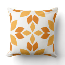 travesseiro de padrão floral castanho