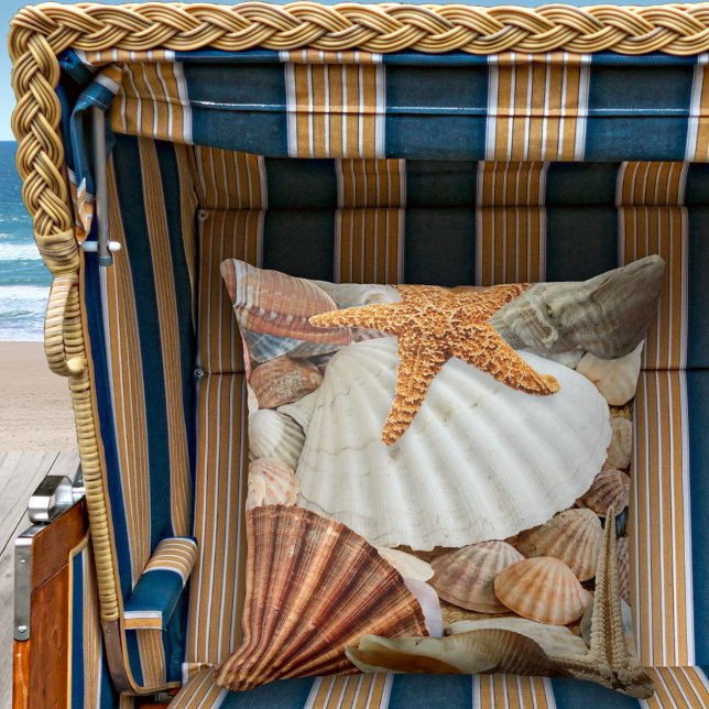 Almofada Travesseiro de Prateleiras Costeiras (A modern design beach house pillow featuring shells and starfish)