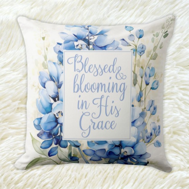 Almofada Travesseiro decorativo Abençoado e Presente de Pás (Throw Pillow Blessed and Blooming in His Grace Bluebonnet Floral Easter Gift nursery decor)