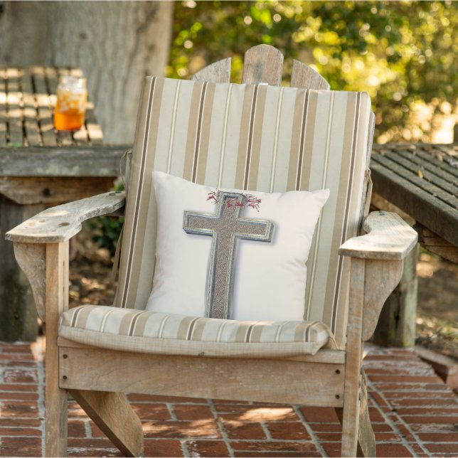 Almofada Travesseiro decorativo ao ar livre com fundo bege (Cadeira)