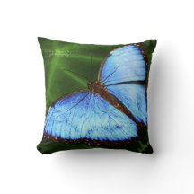 Travesseiro decorativo azul bonito da borboleta